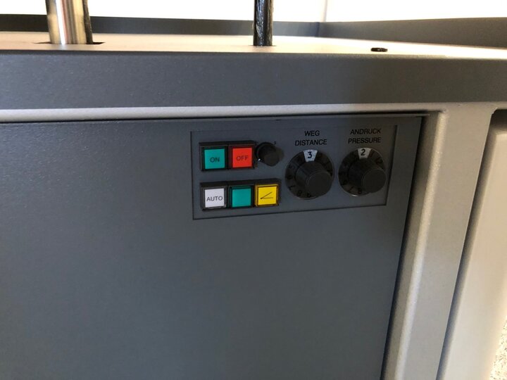 Photo of 1400A0 air compressor controls.